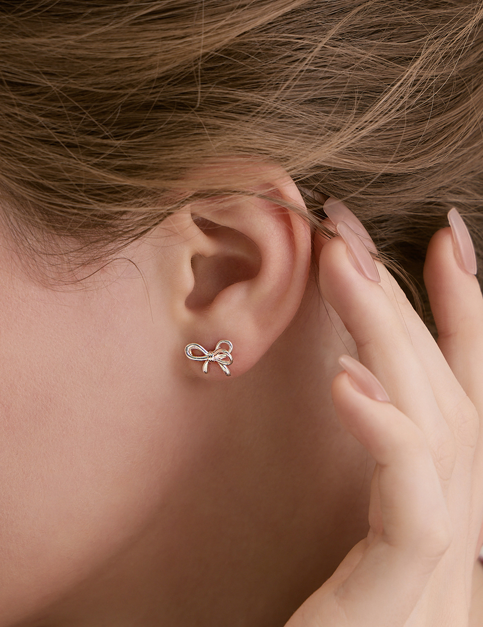 多層次線條繩結。針式耳環