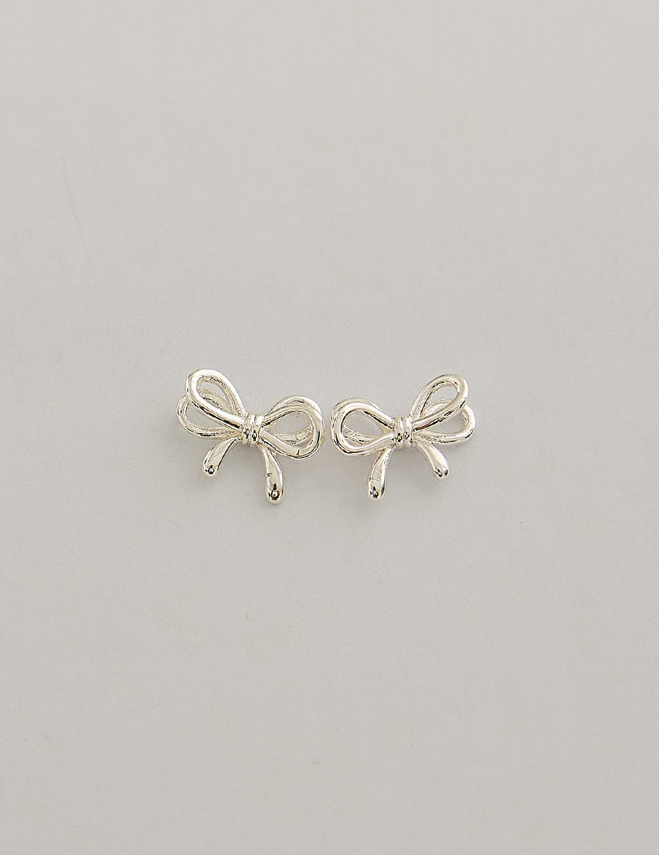 多層次線條繩結。針式耳環