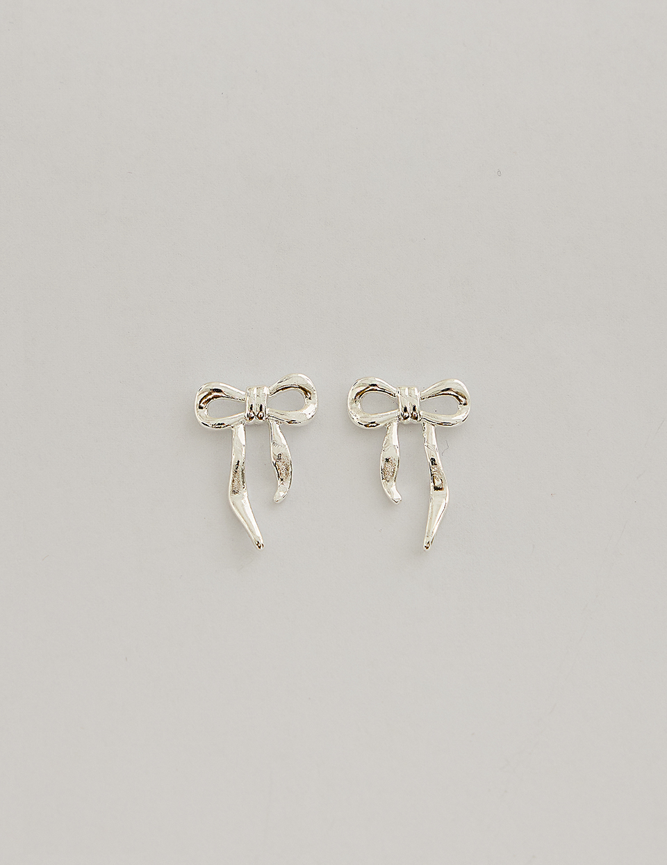 彎折線條蝴蝶結。針式耳環