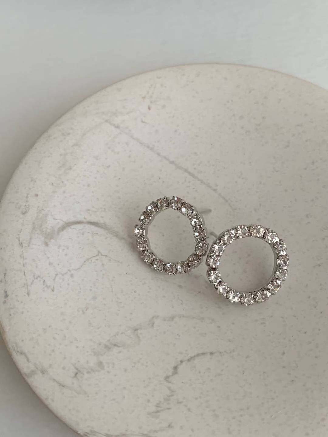 質感銀圈圈亮眼滿鑽貼耳耳環