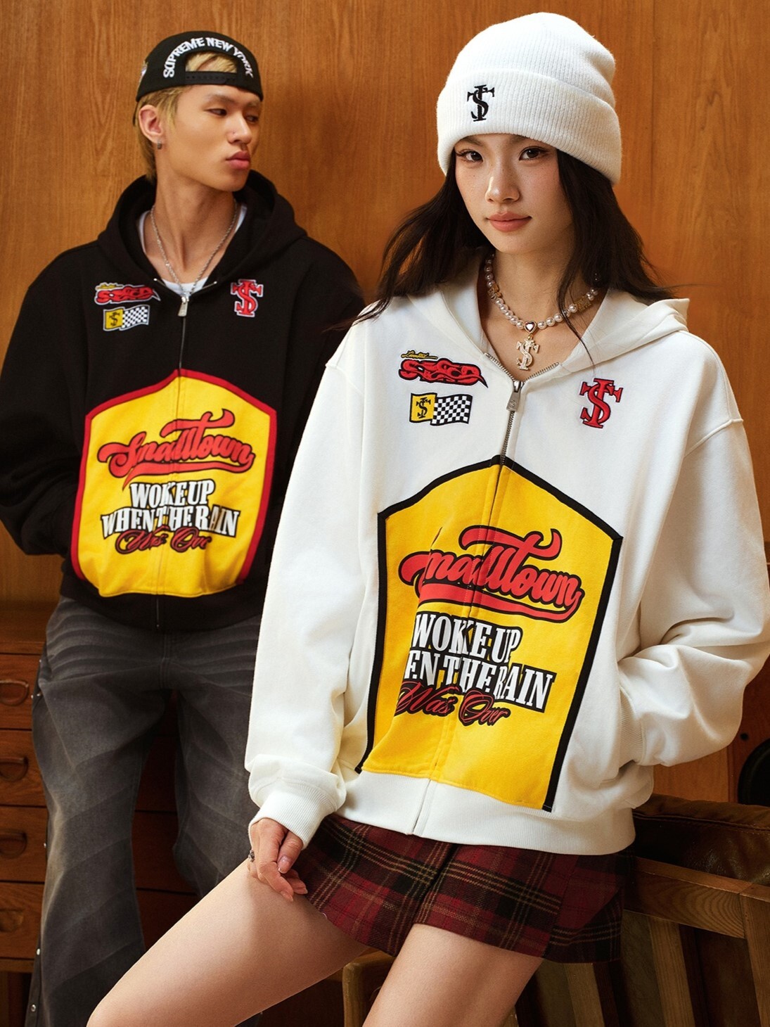 STK SmallTownKid 賽車拼接  胸前刺繡Logo 美式印花 連帽 拉鏈外套