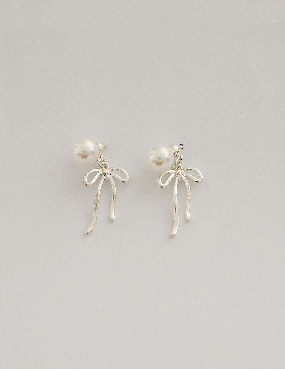 溫柔飄帶珍珠。針式耳環