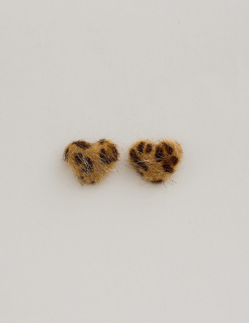 愛心豹紋。針式耳環(淺棕)