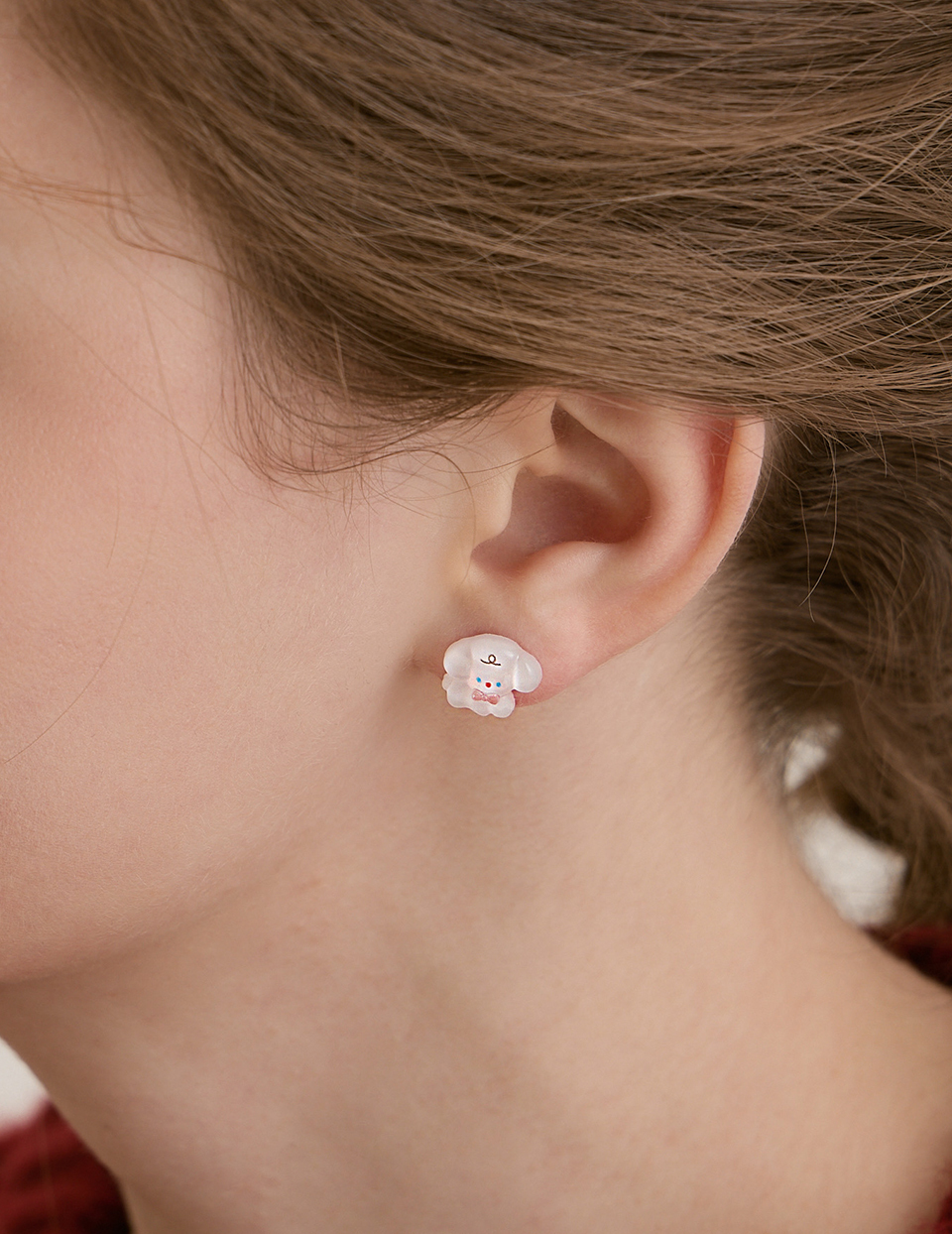 俏皮領結小狗。針式耳環