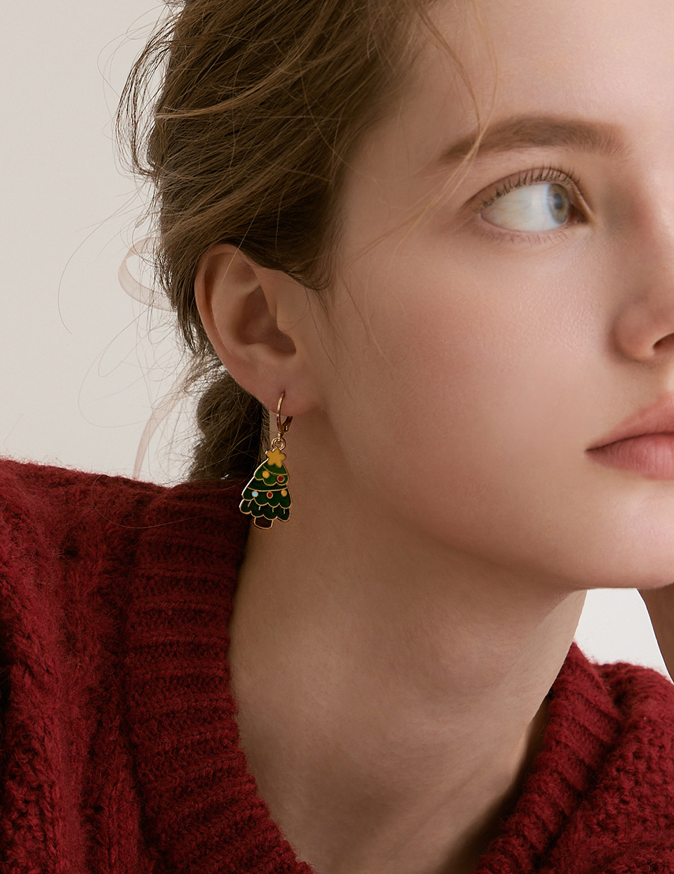 彩球聖誕樹。針式耳環