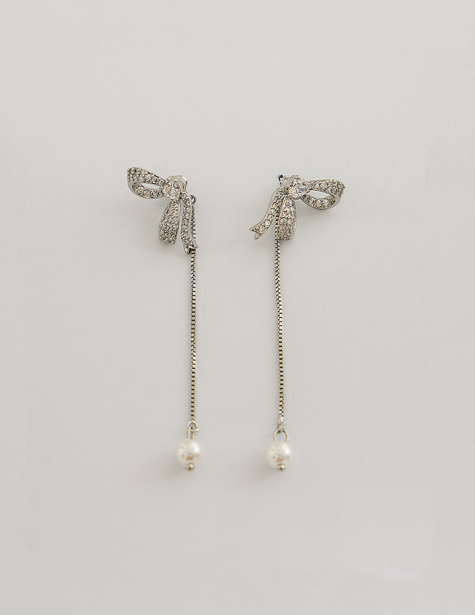 滿鑽繩結珍珠。針式耳環