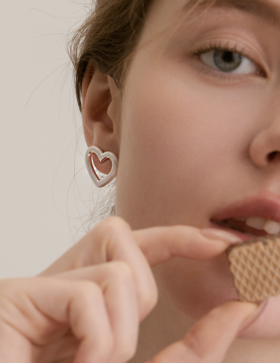 霧面鏤空愛心。針式耳環(銀)