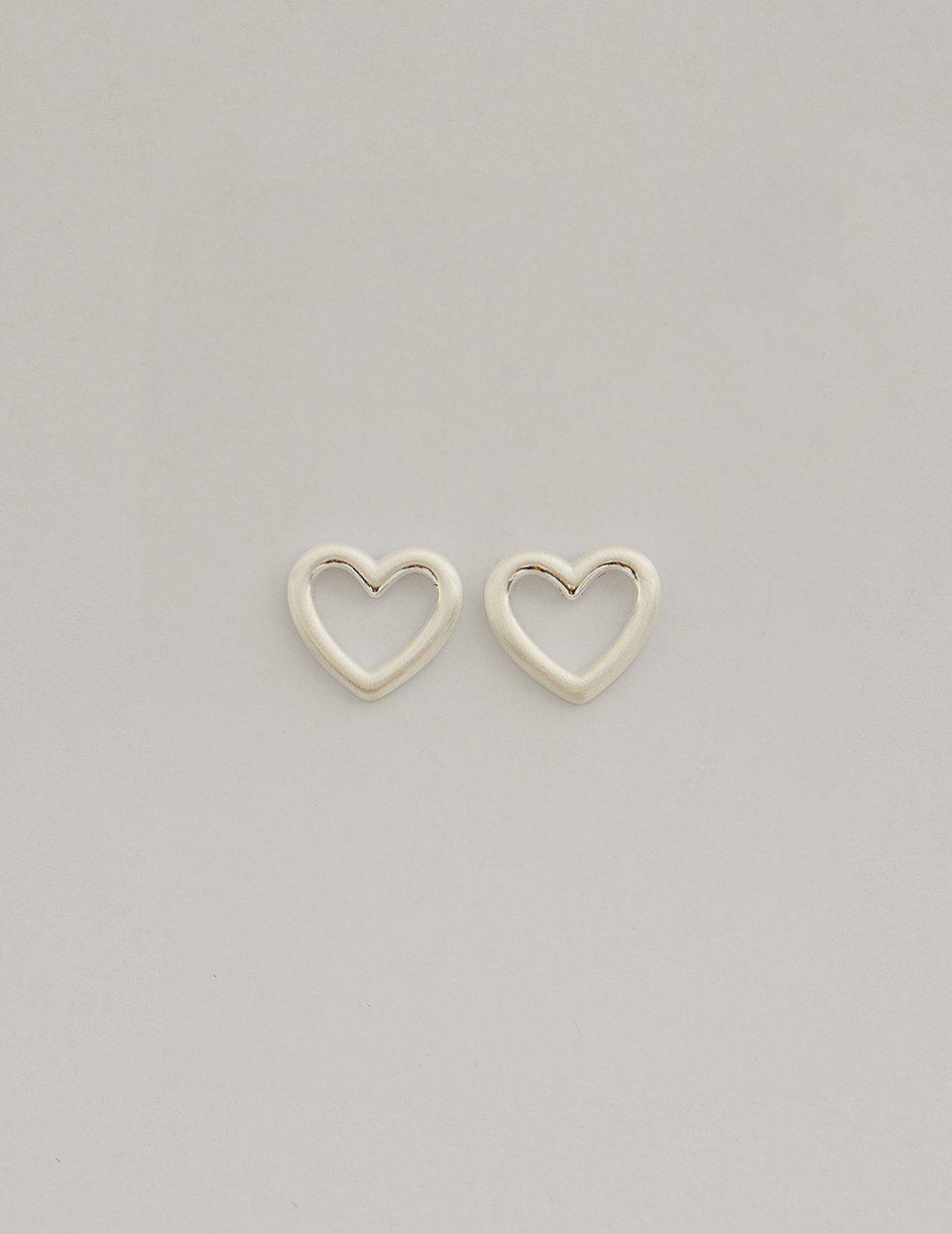 霧面鏤空愛心。針式耳環(銀)