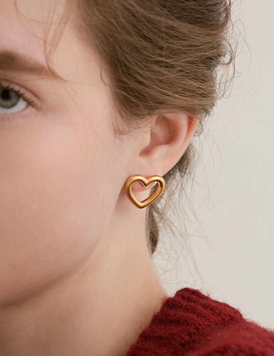 霧面鏤空愛心。針式耳環(金)