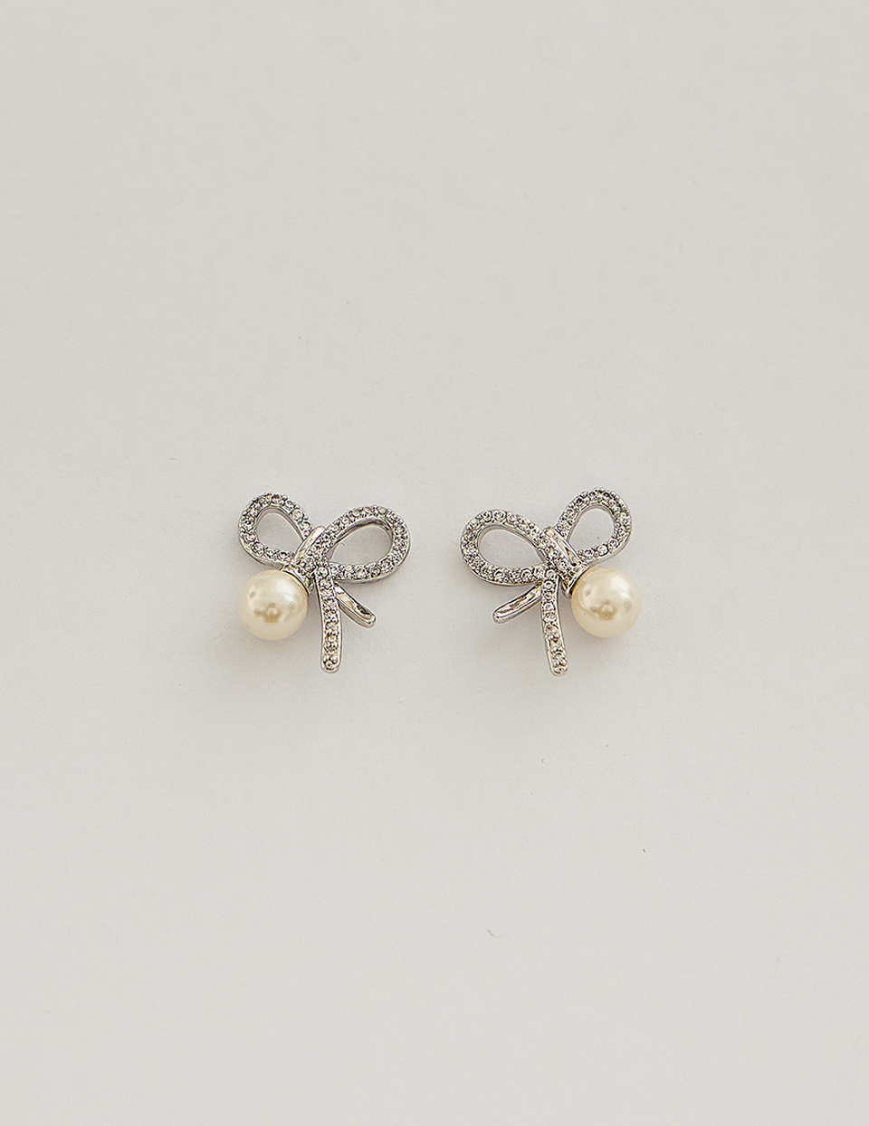 璀璨蝴蝶結珍珠。針式耳環