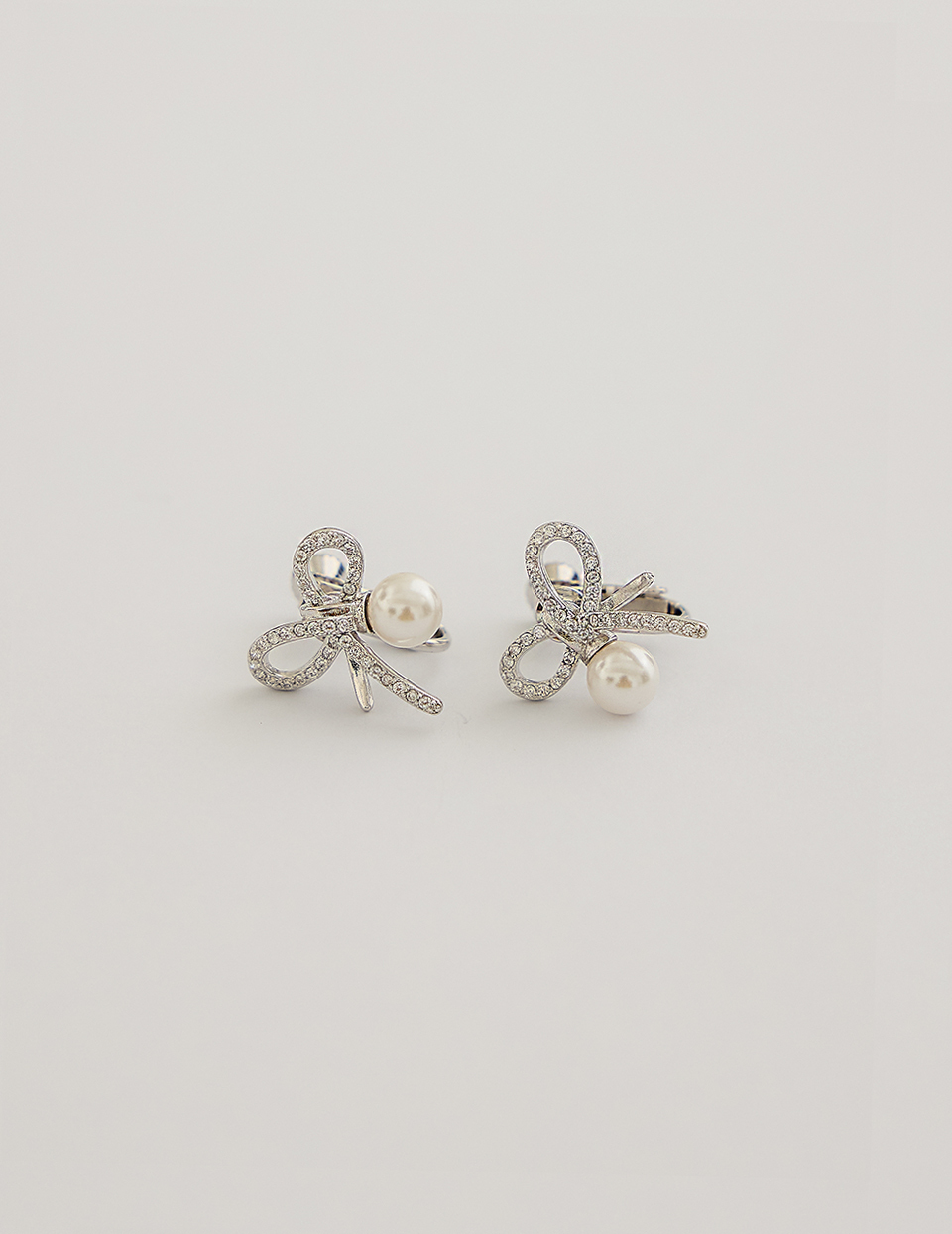 璀璨蝴蝶結珍珠。夾式耳環
