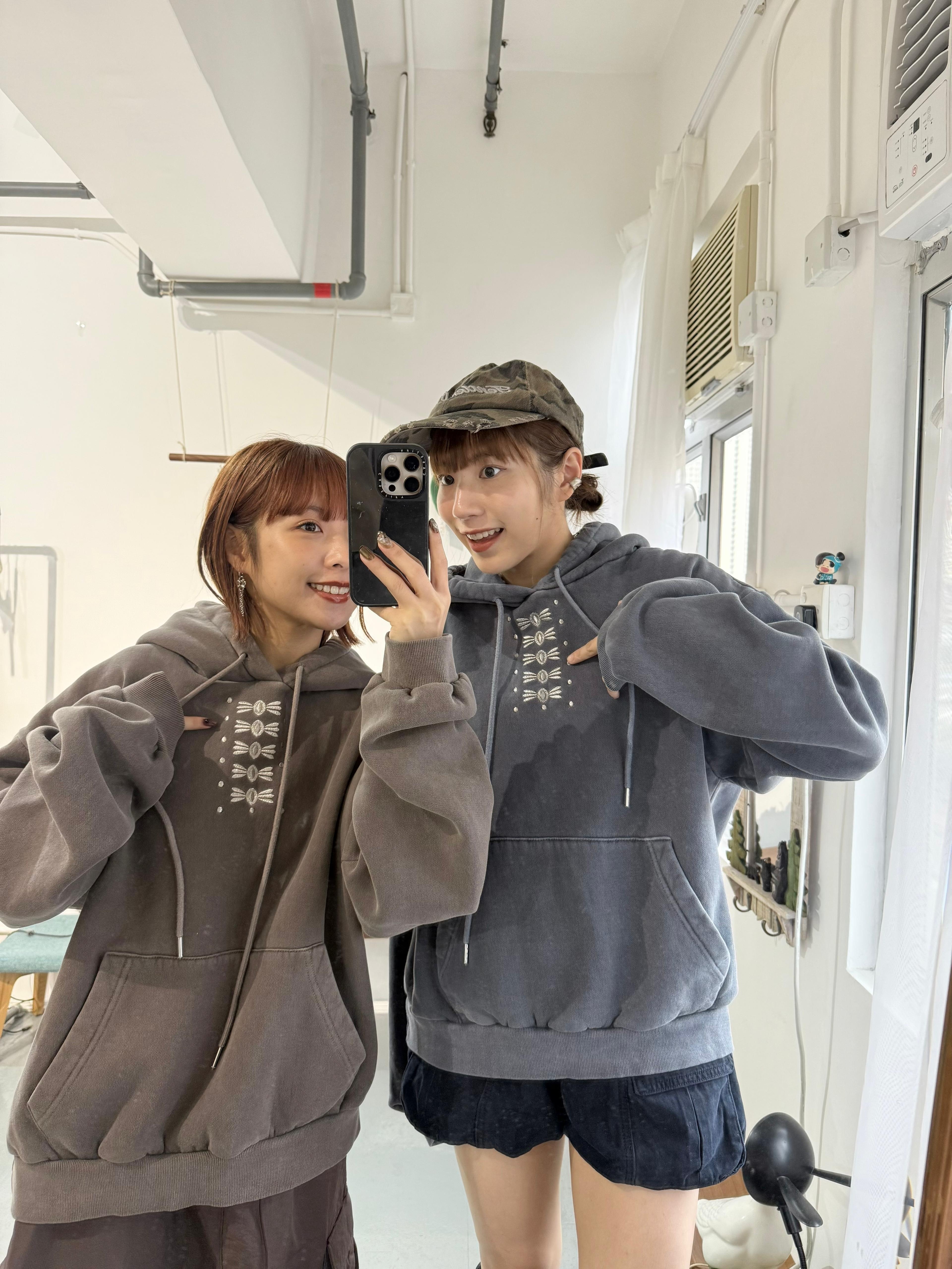 必入沙色系刺繡蝴蝶結衛衣