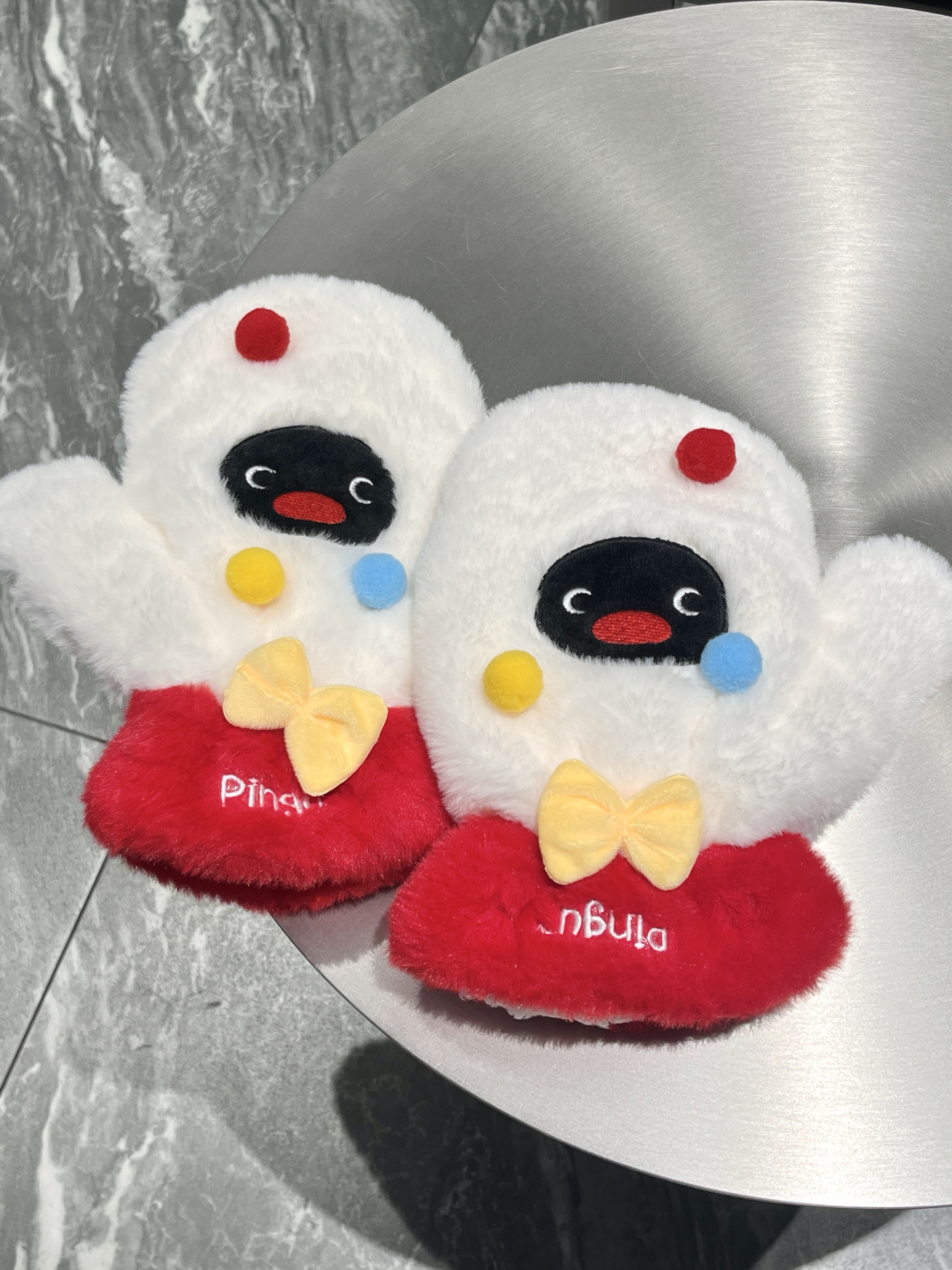 代購-<正版授權>PINGU 企鵝家族 聯名款 保暖防寒 毛毛手套 2款！