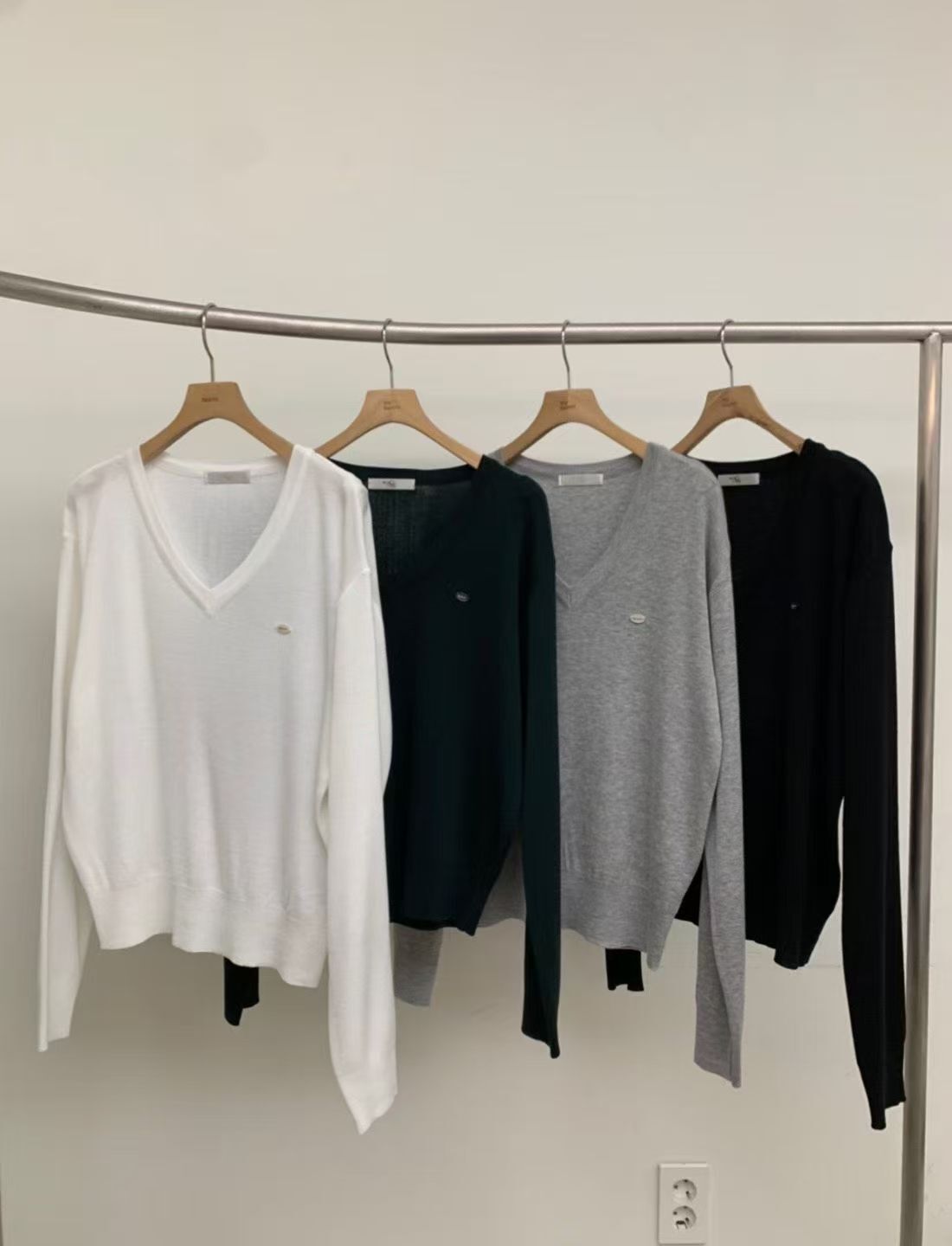 BM5374 Logo V領寬鬆針織上衣