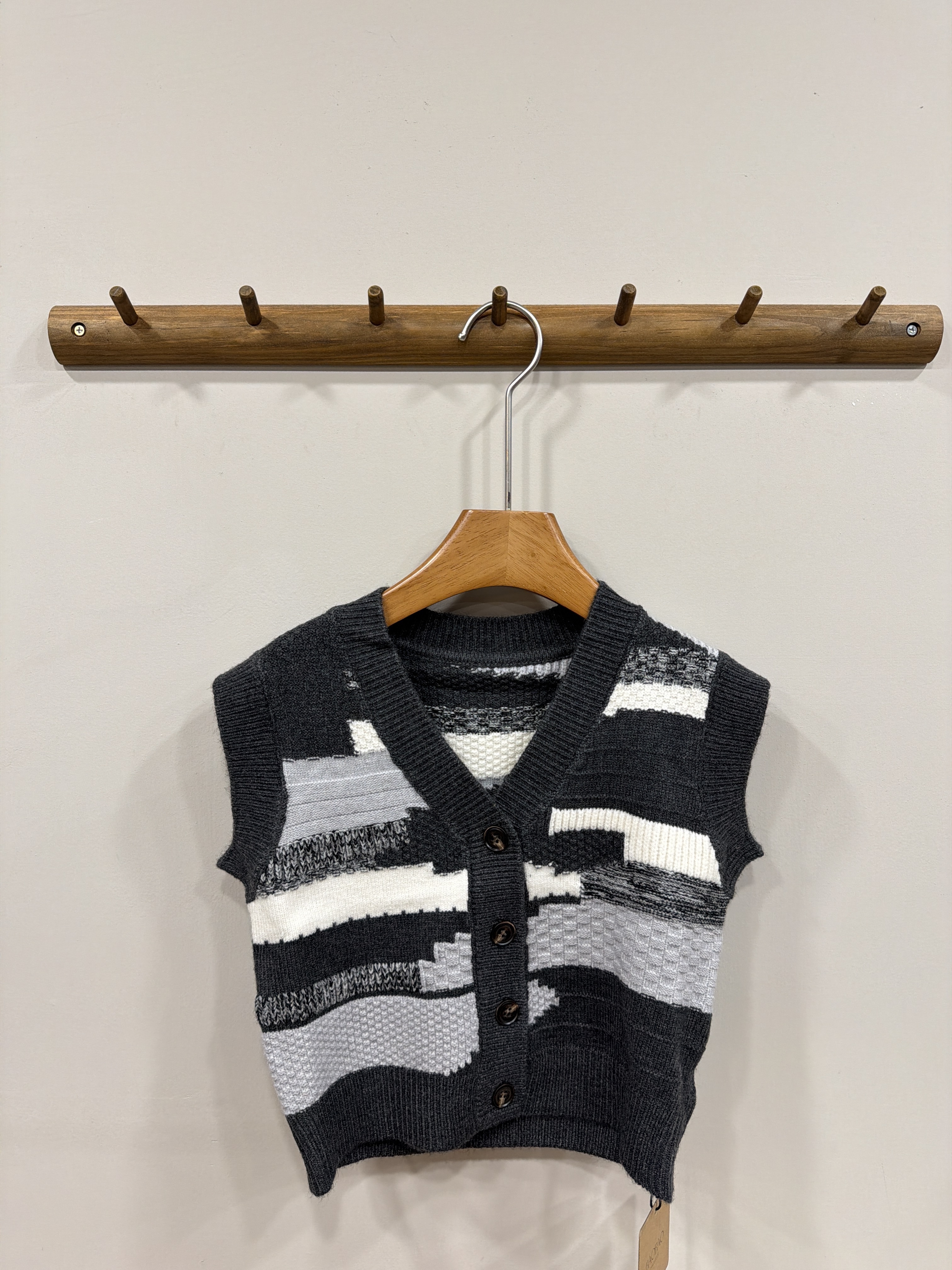 A03737重工藝拼接色塊針織背心