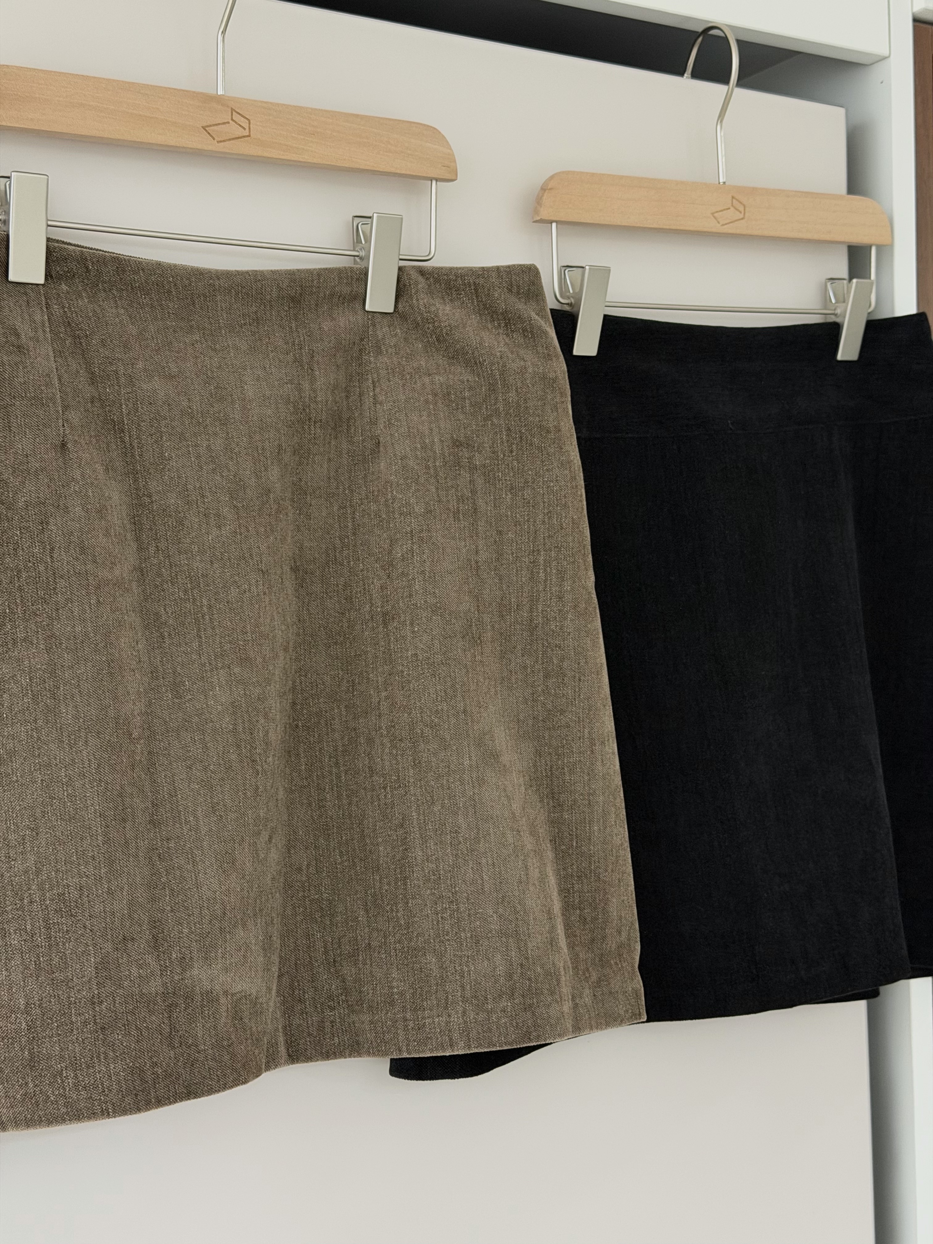 KR410 高質滑滑特別絨面半截短裙-2色