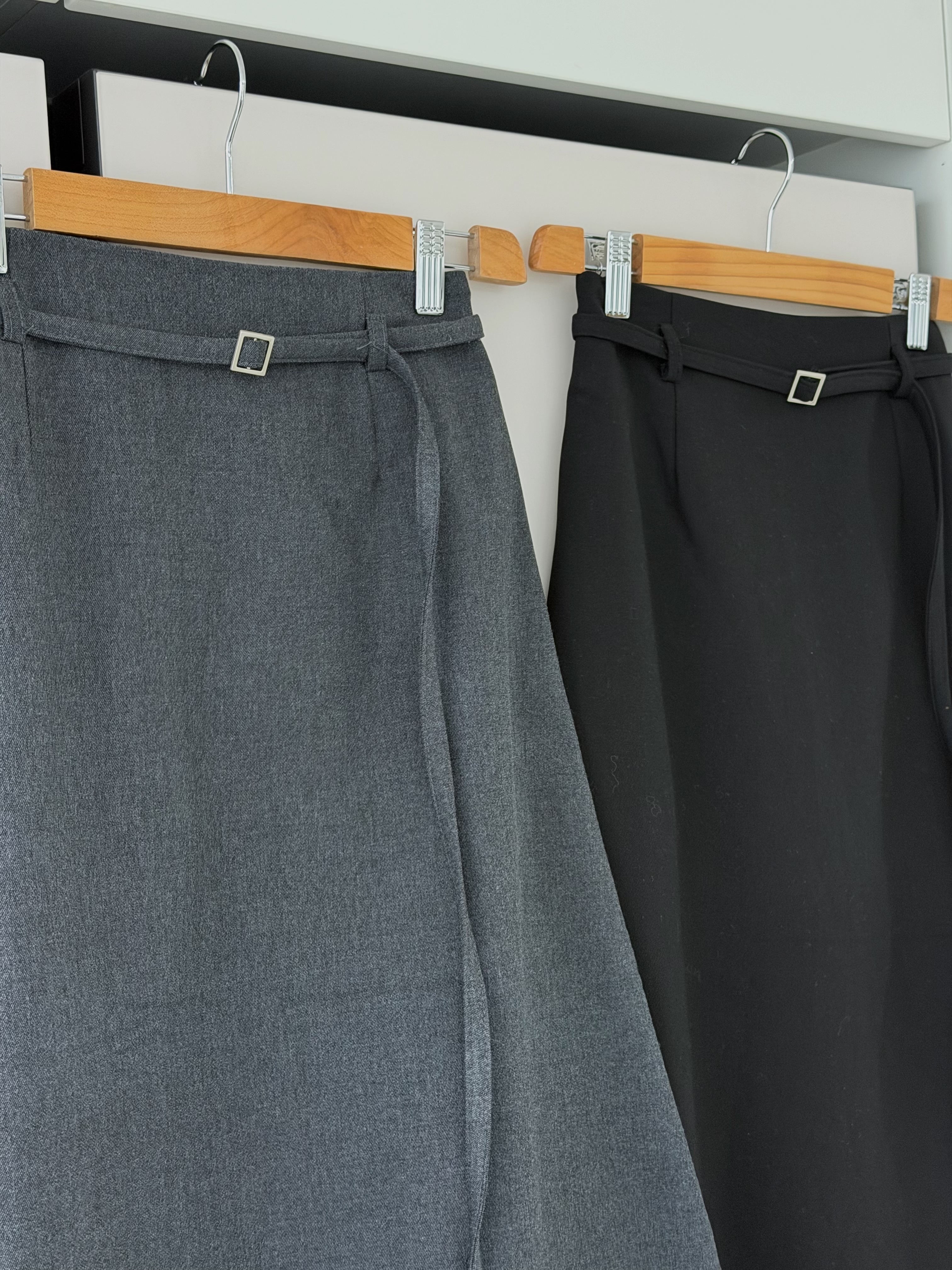 KR411 <厚版>簡約易襯後橡筋腰連BELT裙-2色