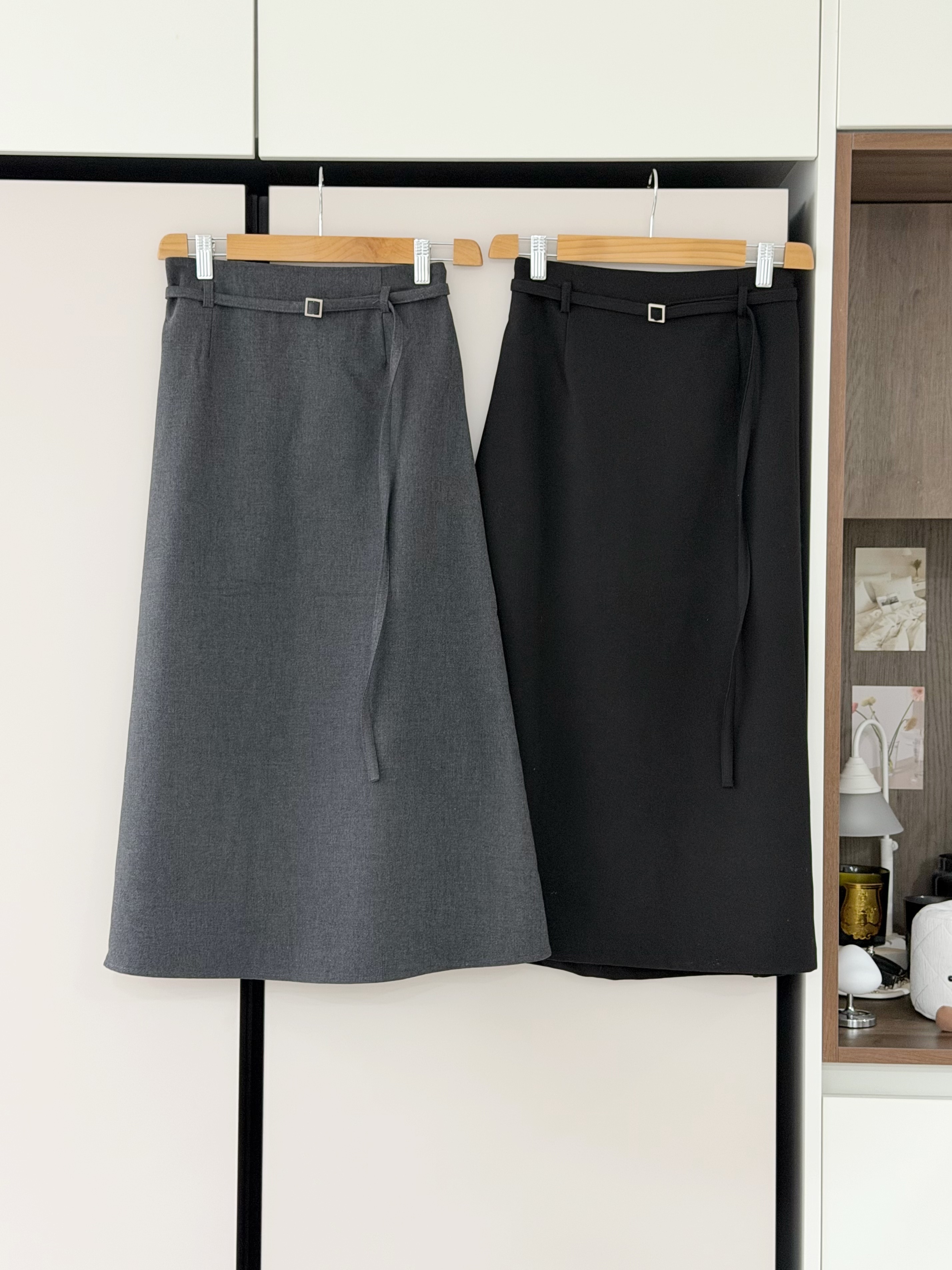 KR411 <厚版>簡約易襯後橡筋腰連BELT裙-2色