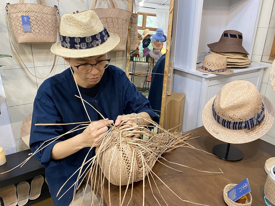 藺草帽能遮陽又吸汗，在農忙季節或戶外活動時，都是最實用的防曬帽。