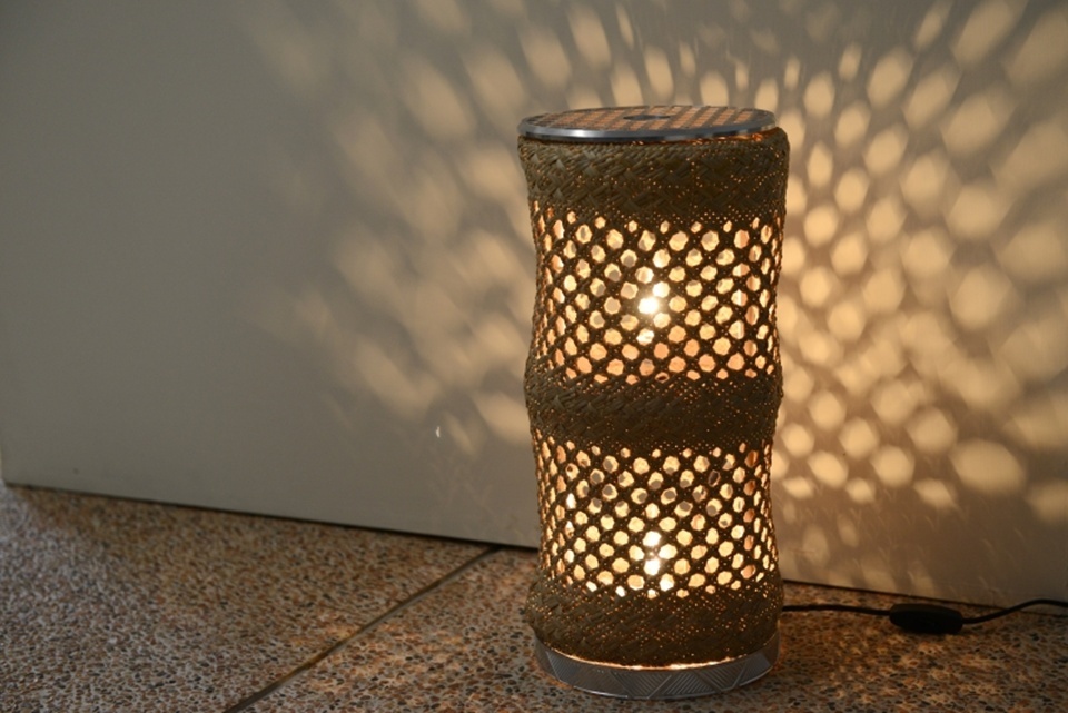 當燈光穿過藺草細緻的編織孔隙，會投射出柔和的光影，淡淡草香隨著溫度飄散。