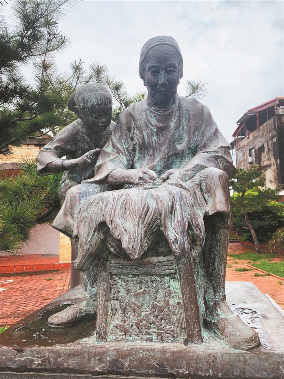 相傳洪鴦女士因為心疼兒子頭上生瘡，為了保護愛子不受蒼蠅叮咬，靈機一動，嘗試用藺草編織模仿當時洋人的「呢帽」樣式。