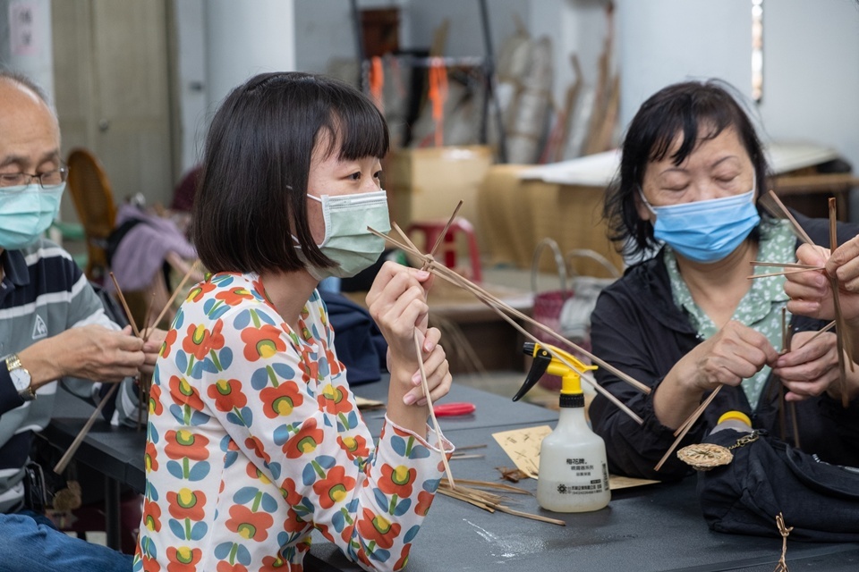 臺灣藺草學會成立的品牌，課程由資深工藝師主導，將傳統技藝結合現代設計。