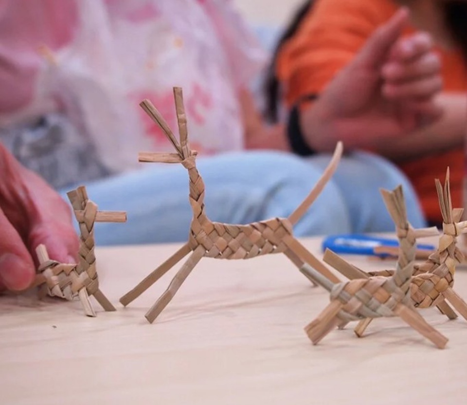 苑裡掀海風體驗課以 「藺草小馬書籤 DIY」 為主題，需在體驗日 3 天前預約。