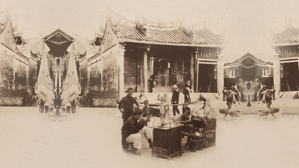 在清朝時期，台南的貿易物流系統，被劃分為五條重要的「港道」，而神農街正是其中一條。