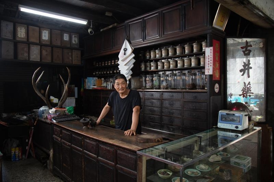古井藥房是神農街還在營業的老店，主力是古法熬製與草本調理，藥香在騎樓間飄散。