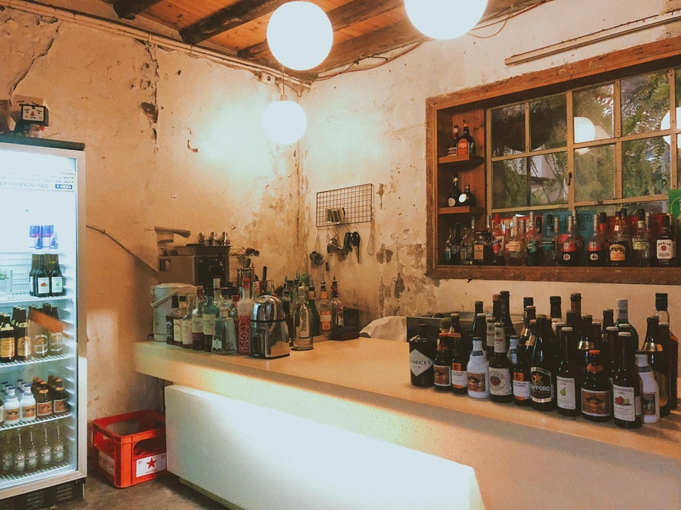 太古藏在神農街一棟百年老屋裡，外觀看起來像老時代的雜貨舖，晚上燈一亮，卻變成很有味道的小型百貨酒吧。