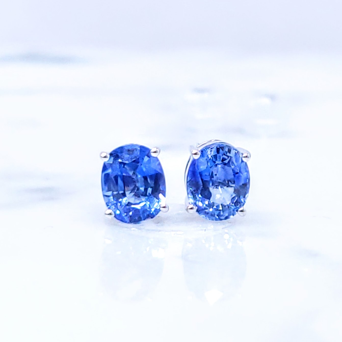 全新18K白金【主石1卡84份藍寶石】耳環