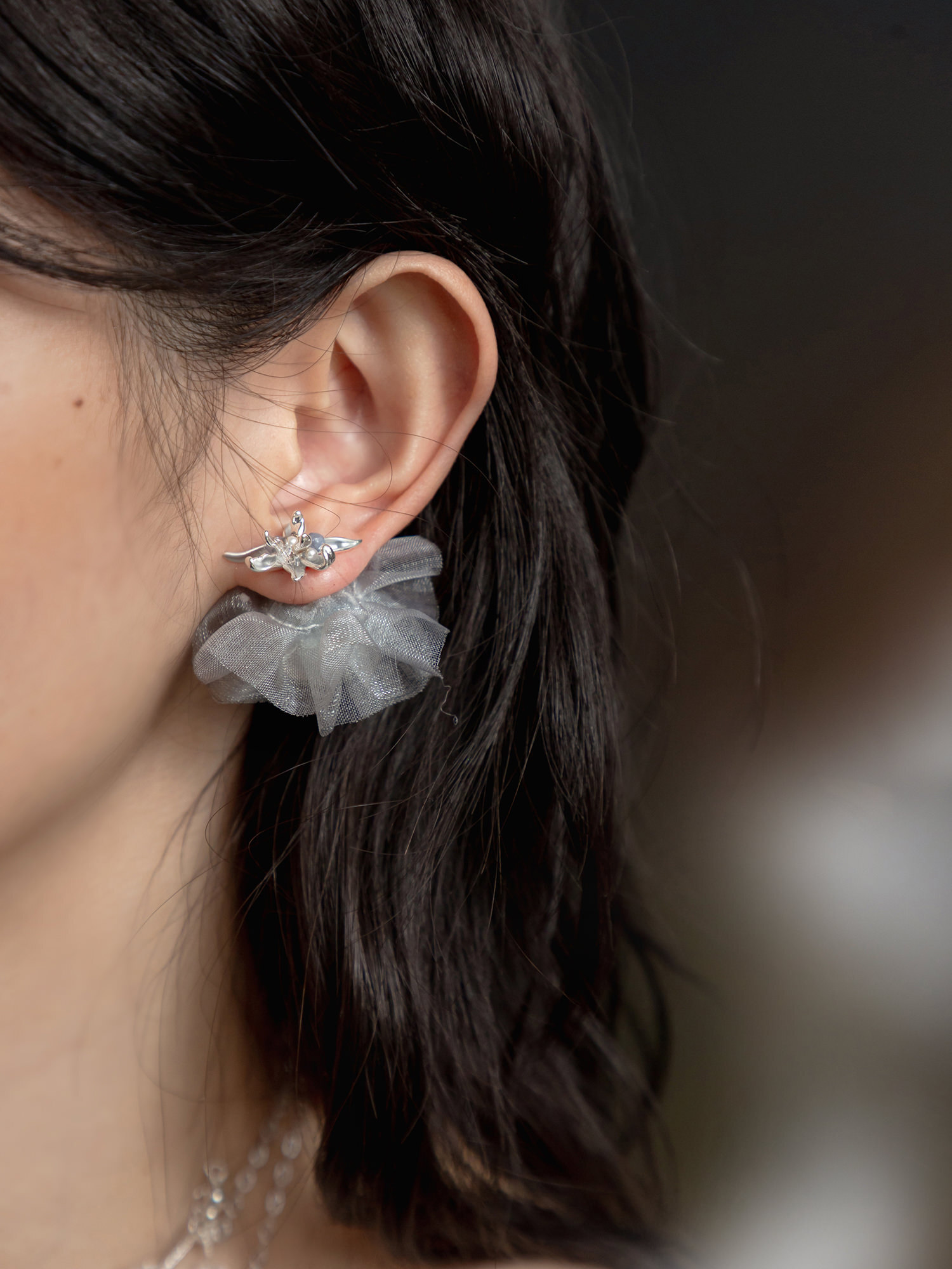 樹洞說秘密。MUCHAT手作透紗珍珠花純銀針耳環