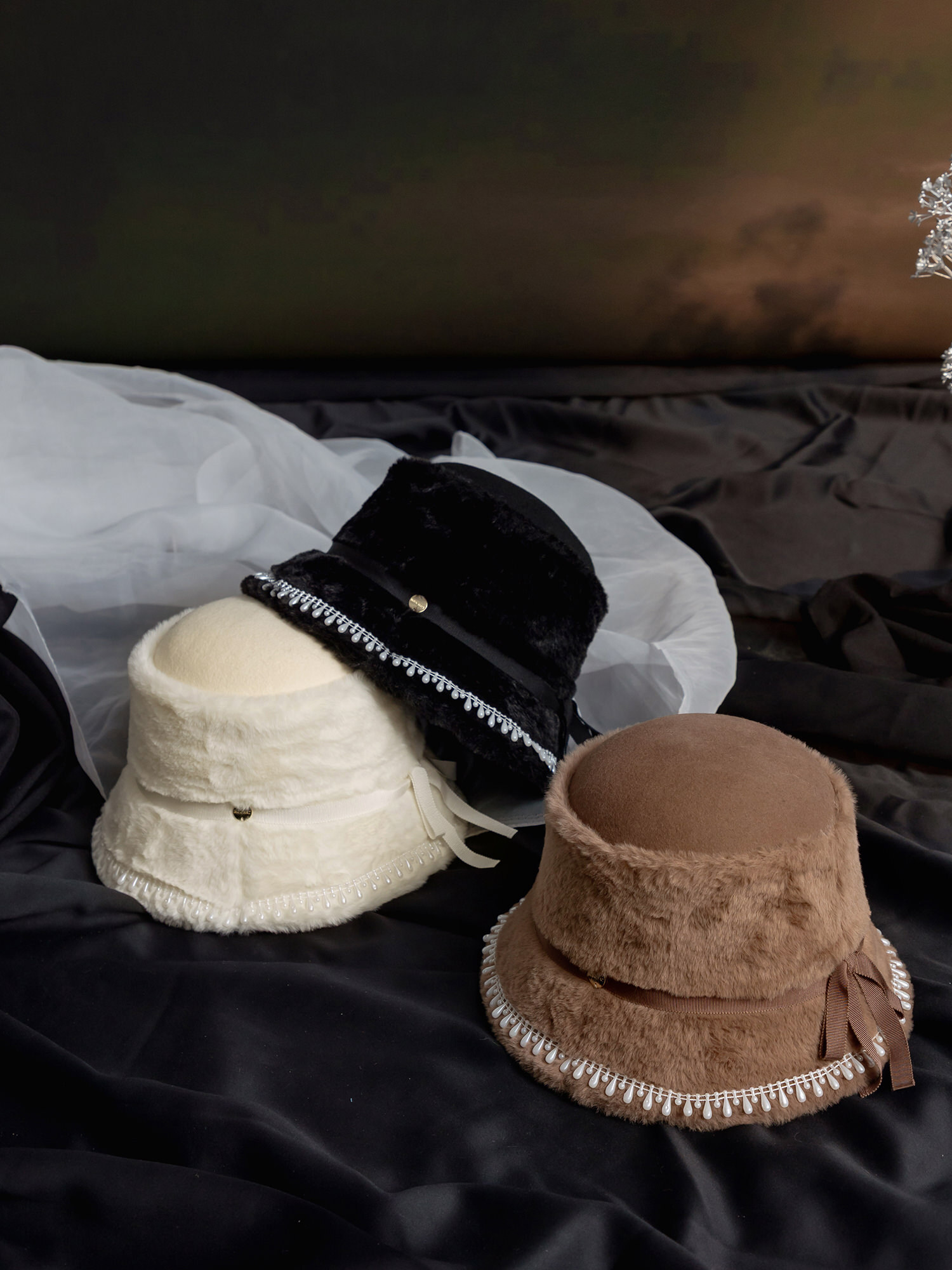 馬格畫作。MUCHAT手作珍珠蝶結毛呢淑女帽 (黑)