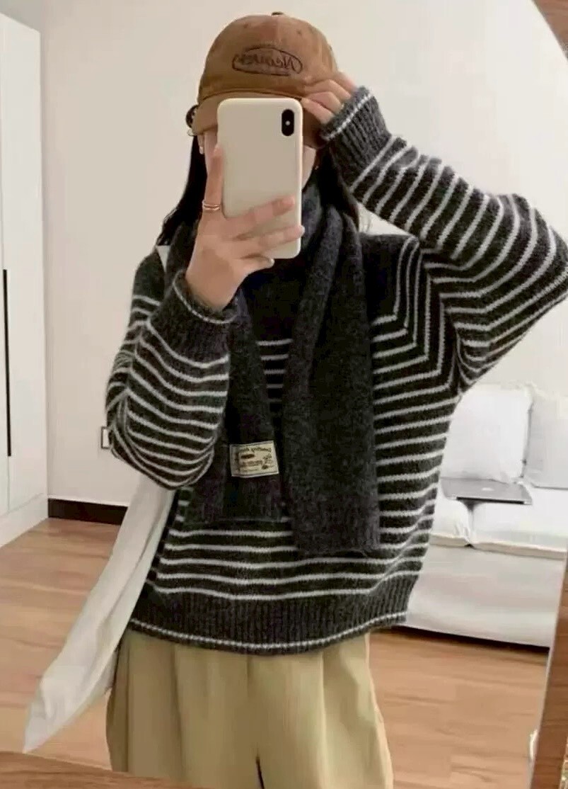 條紋針織毛衣+車標圍巾