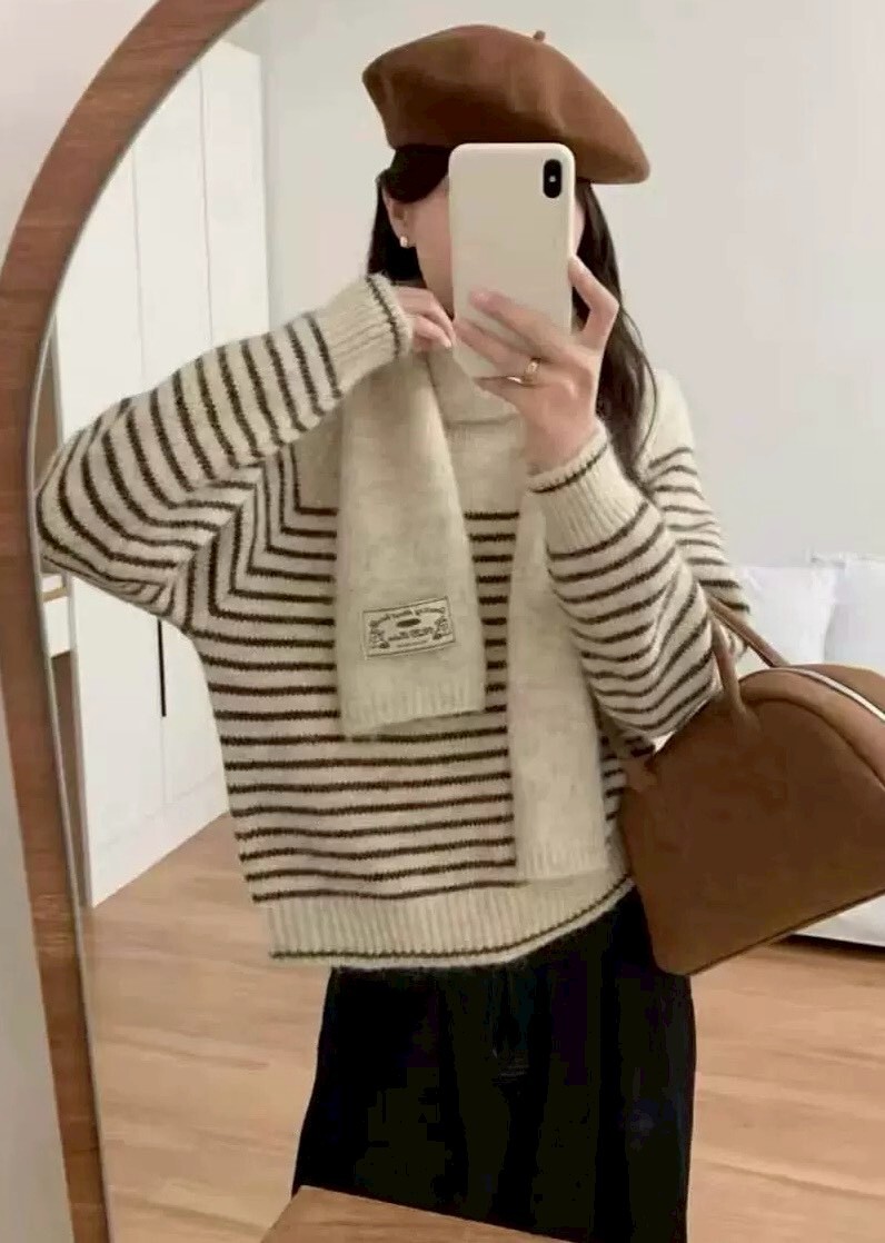 條紋針織毛衣+車標圍巾