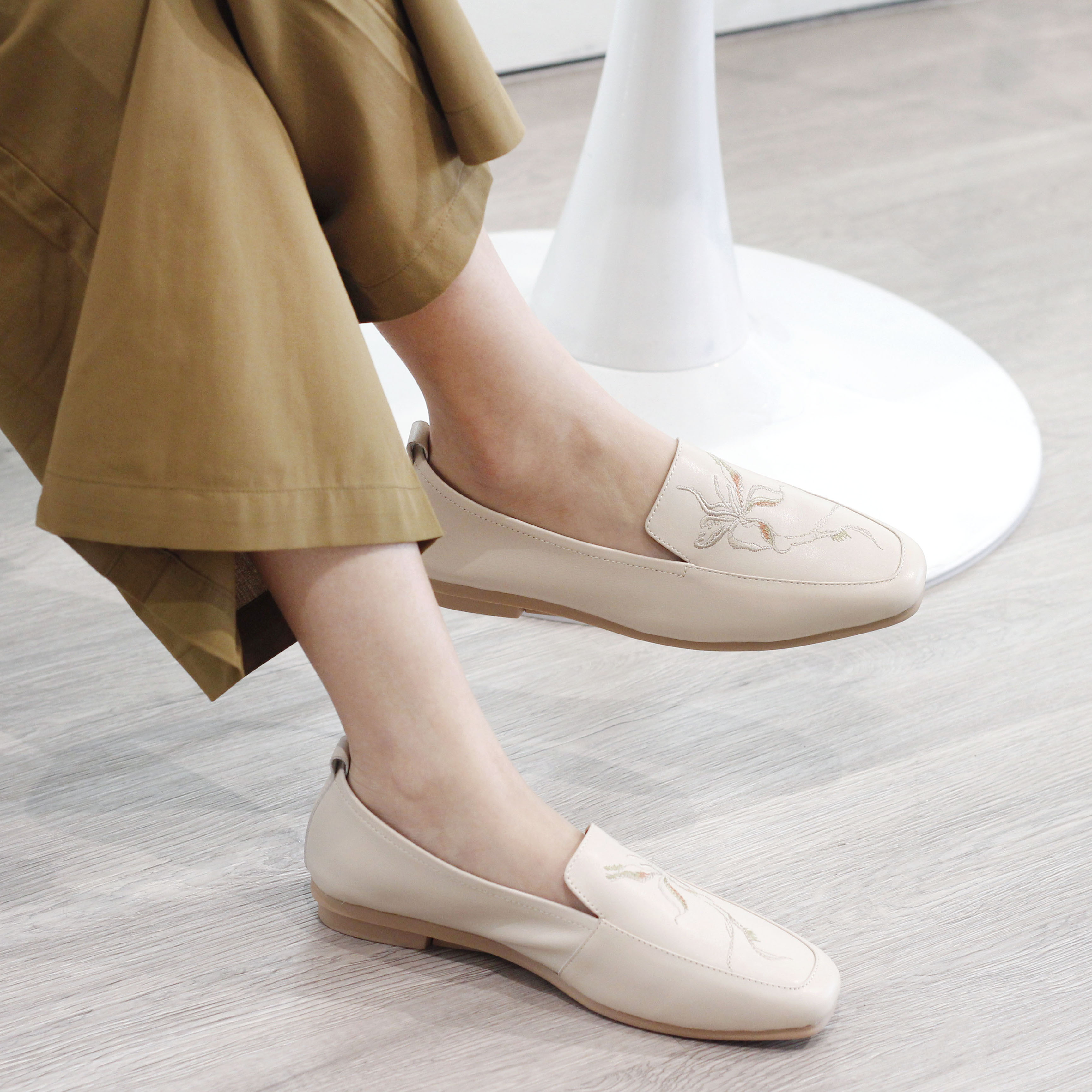 刺繡樂福鞋｜靜花影(米白)