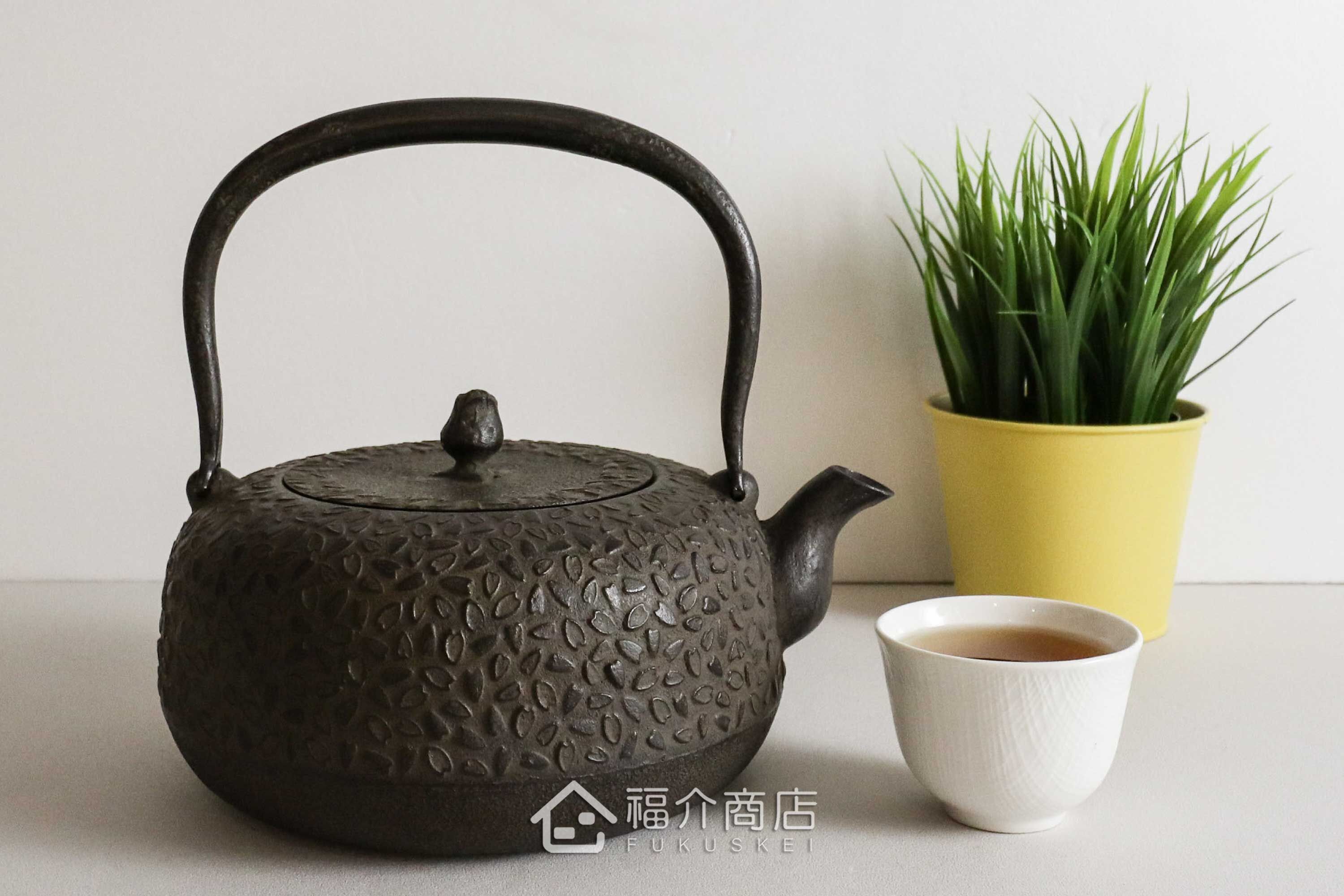 煮水泡茶用的櫻花紋樣鑄鐵茶壺