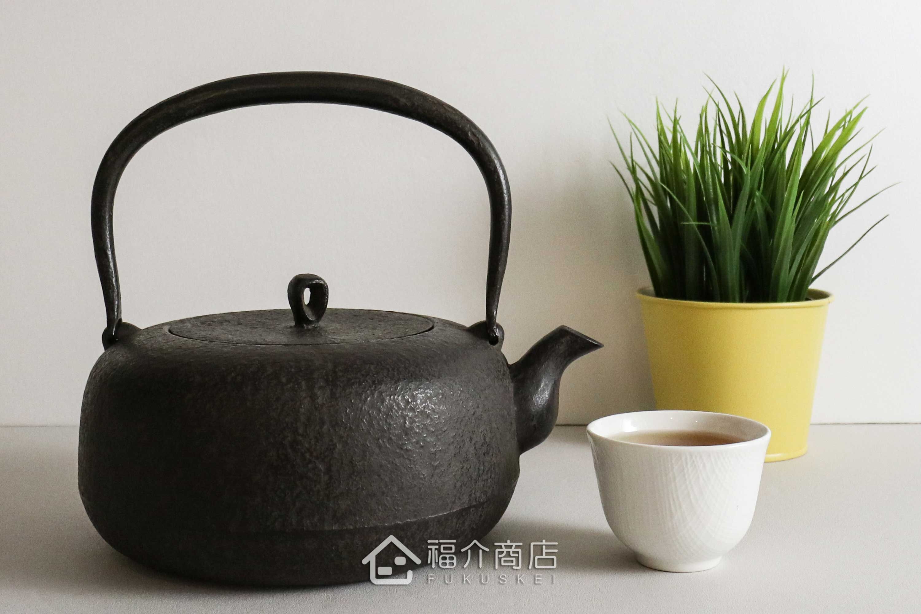 煮水泡茶用的素面肌理日本製鑄鐵茶壺