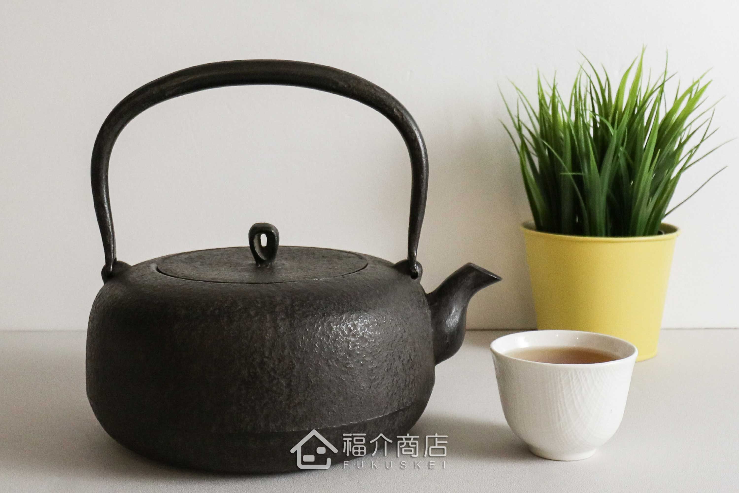 煮水泡茶用的素面肌理日本製鑄鐵茶壺