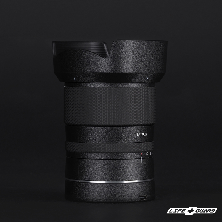TTArtisan AF 75mm F2 貼膜質感，全身特寫，LIFE+GUARD 砂紋黑設計風格