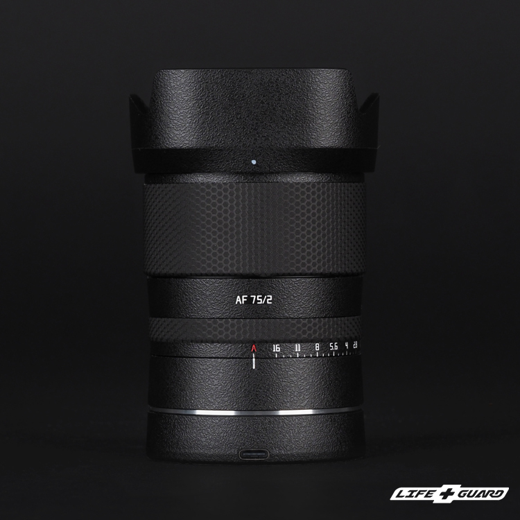 TTArtisan AF 75mm F2 機身展示，LIFE+GUARD 砂紋黑設計風格貼膜