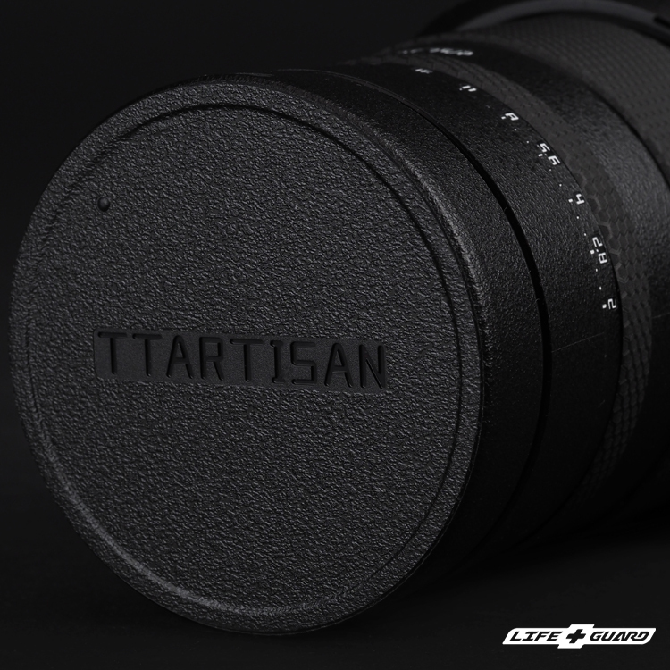 TTArtisan AF 75mm F2 貼膜質感，尾蓋特寫，LIFE+GUARD 砂紋黑設計風格