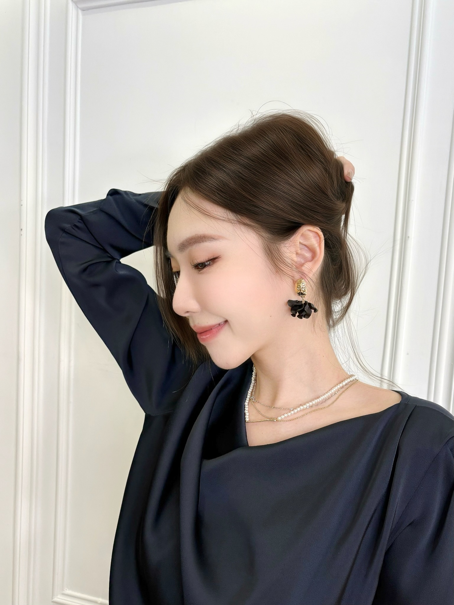 輕奢金屬黑花瓣垂墜耳環