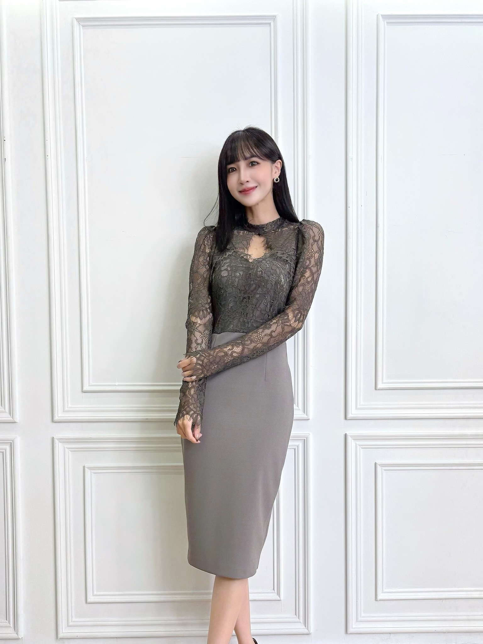 胸前簍空蕾絲雕花洋裝