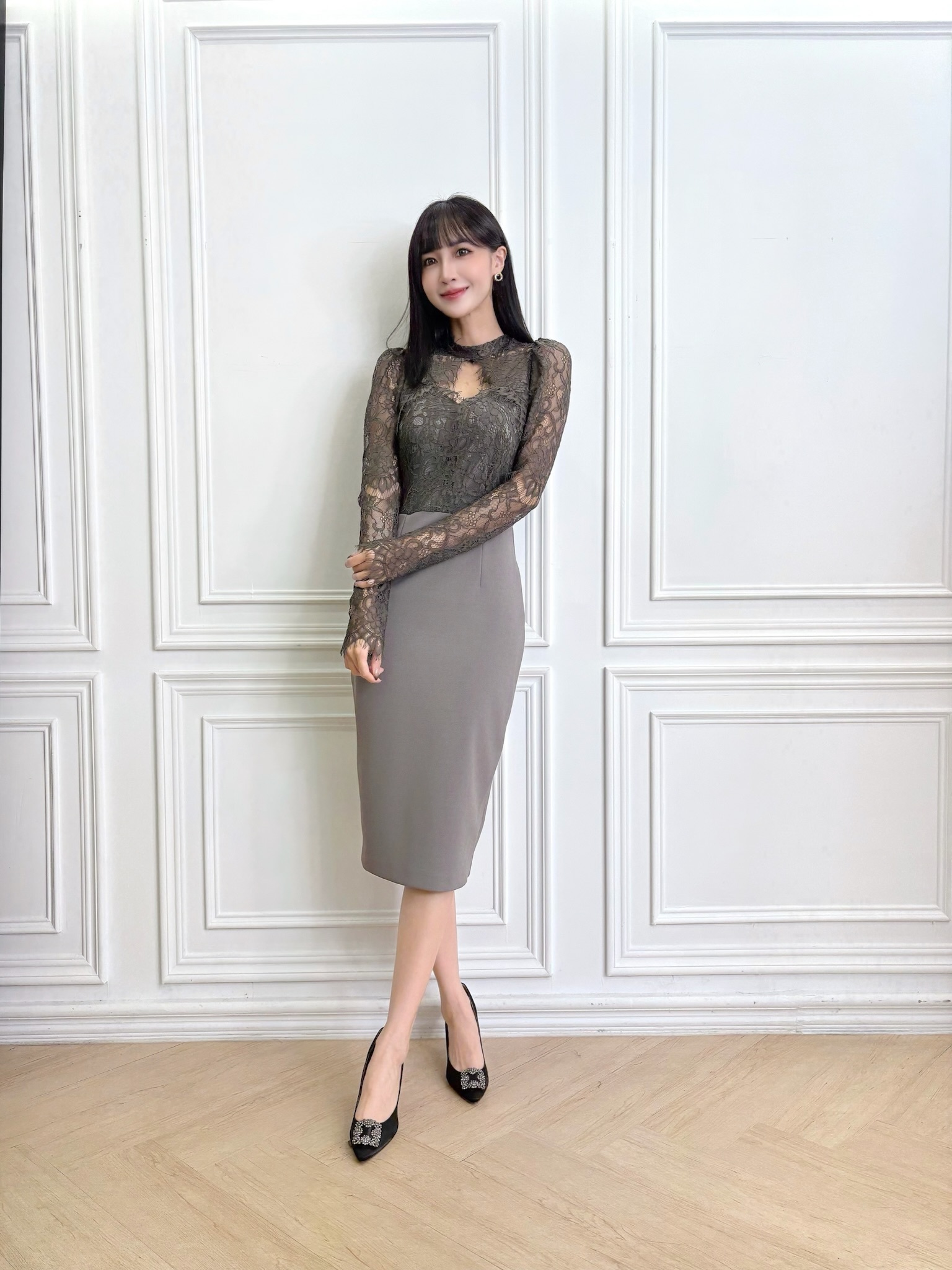 胸前簍空蕾絲雕花洋裝