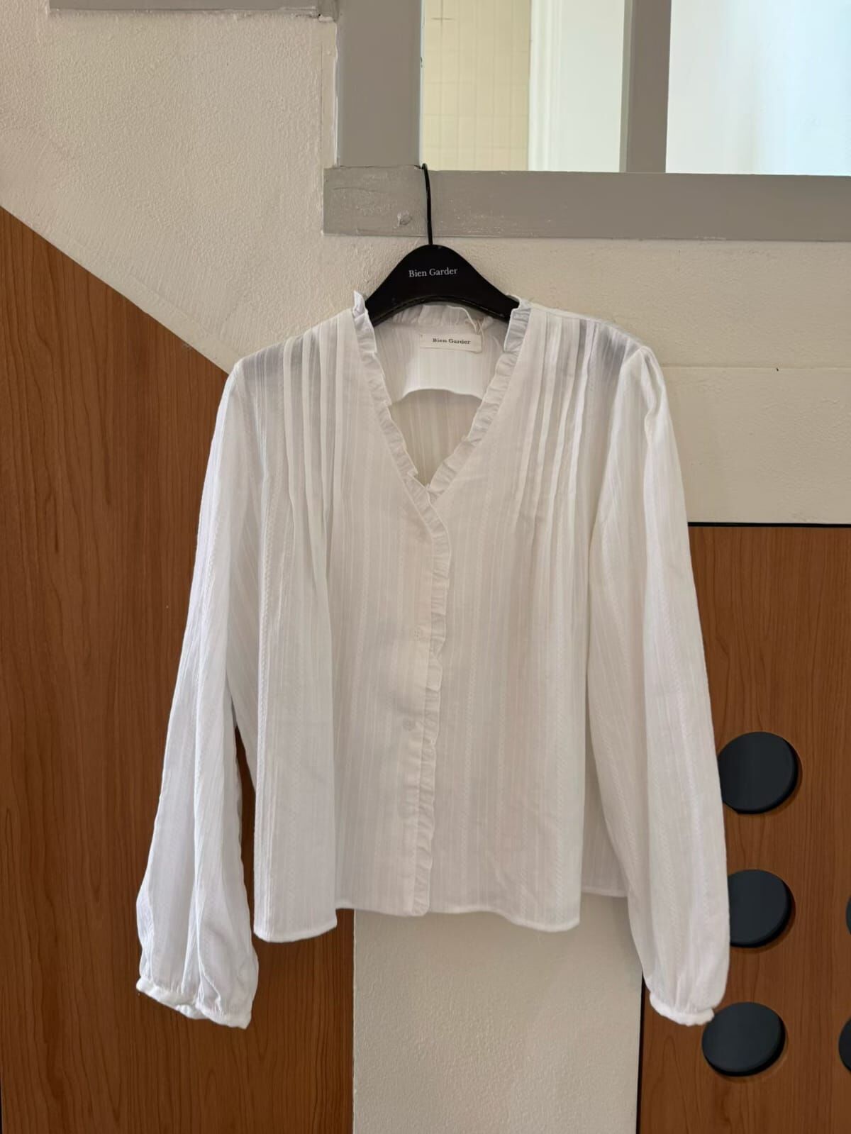 BG5355 木耳花邊壓褶V領上衣（優惠碼不適用）