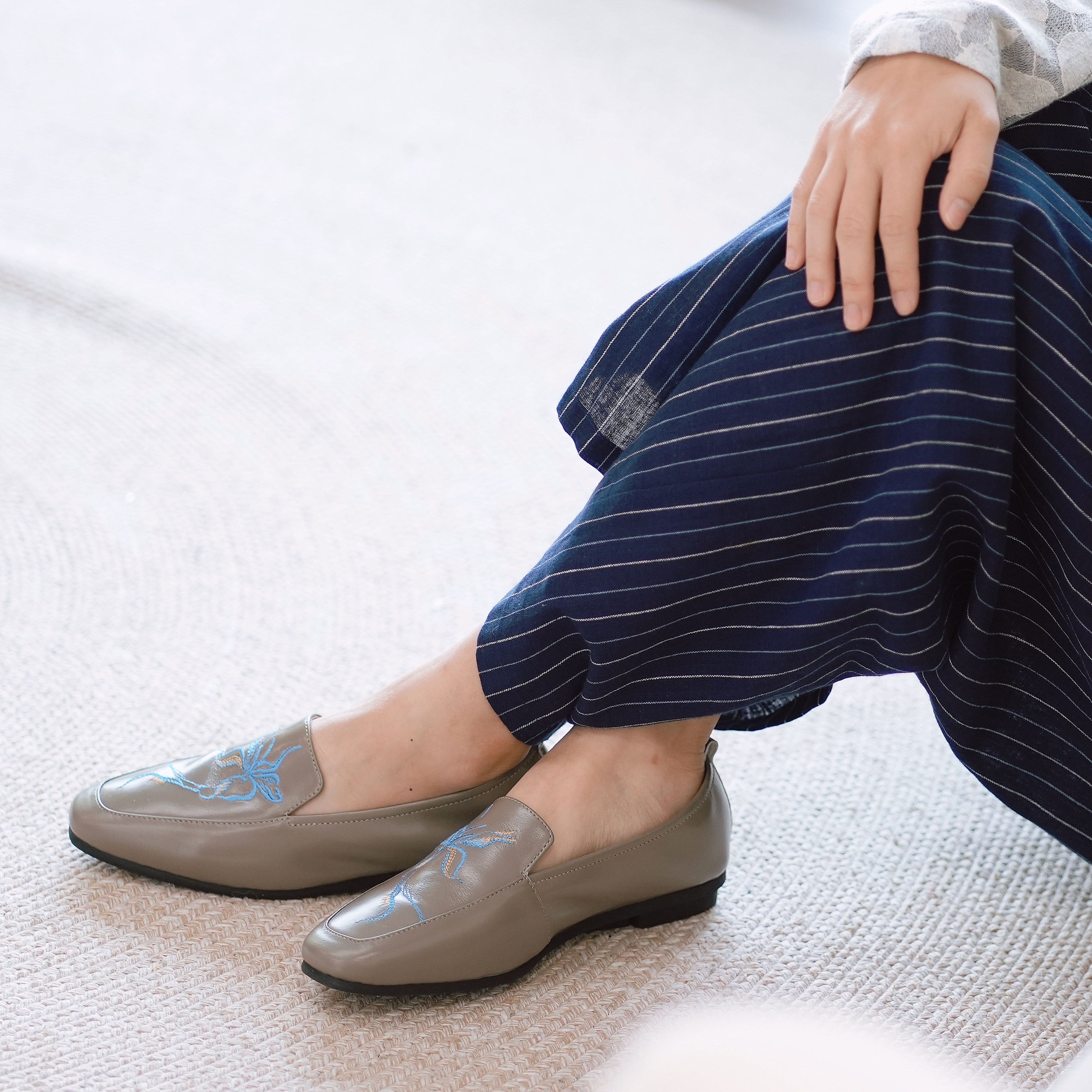 刺繡樂福鞋｜靜花影(質感灰)