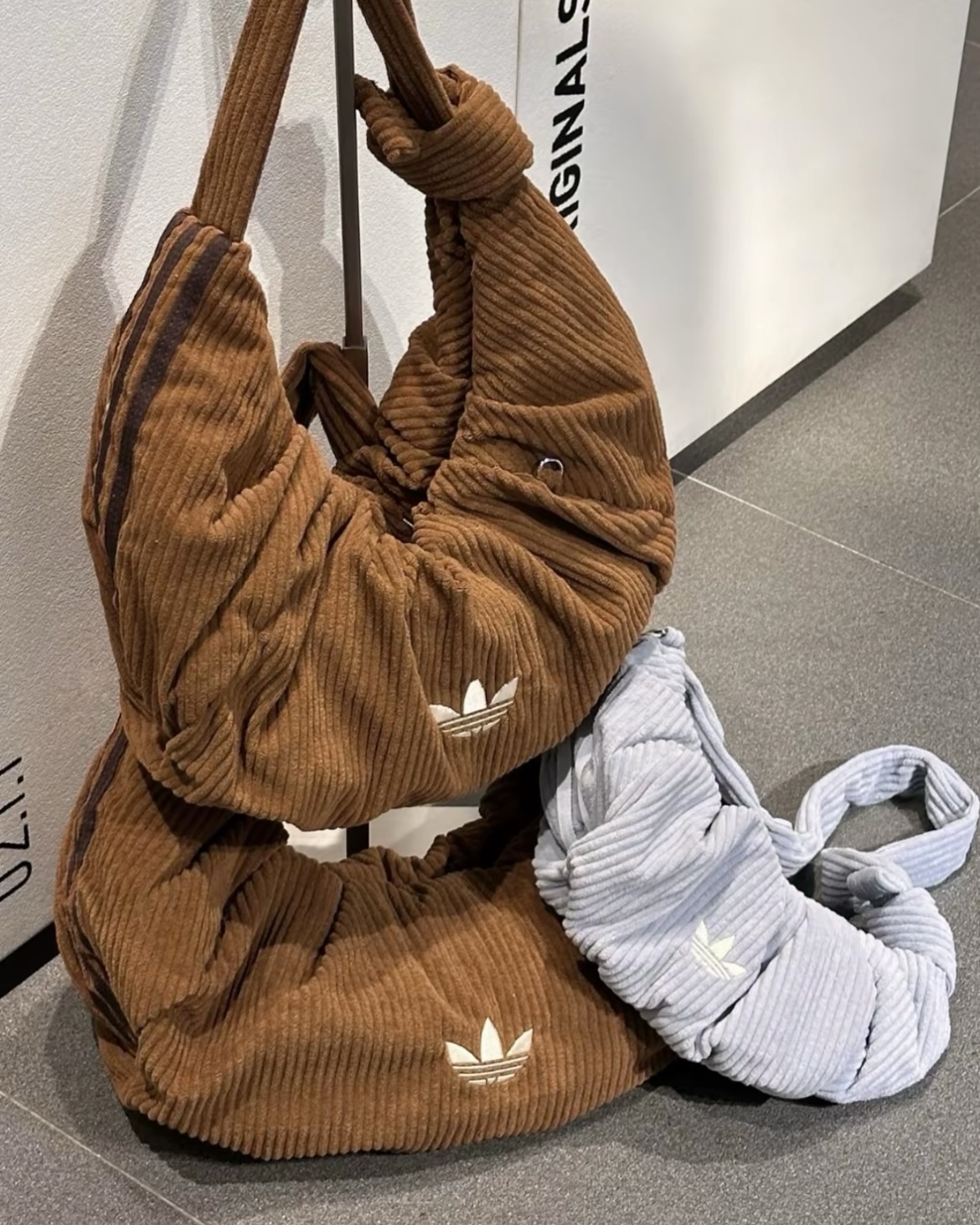 ADIDAS ORIGINALS 燈芯絨 雲朵包 牛角包 三葉草 肩背包 斜背包 可調節 焦糖棕 寶寶藍