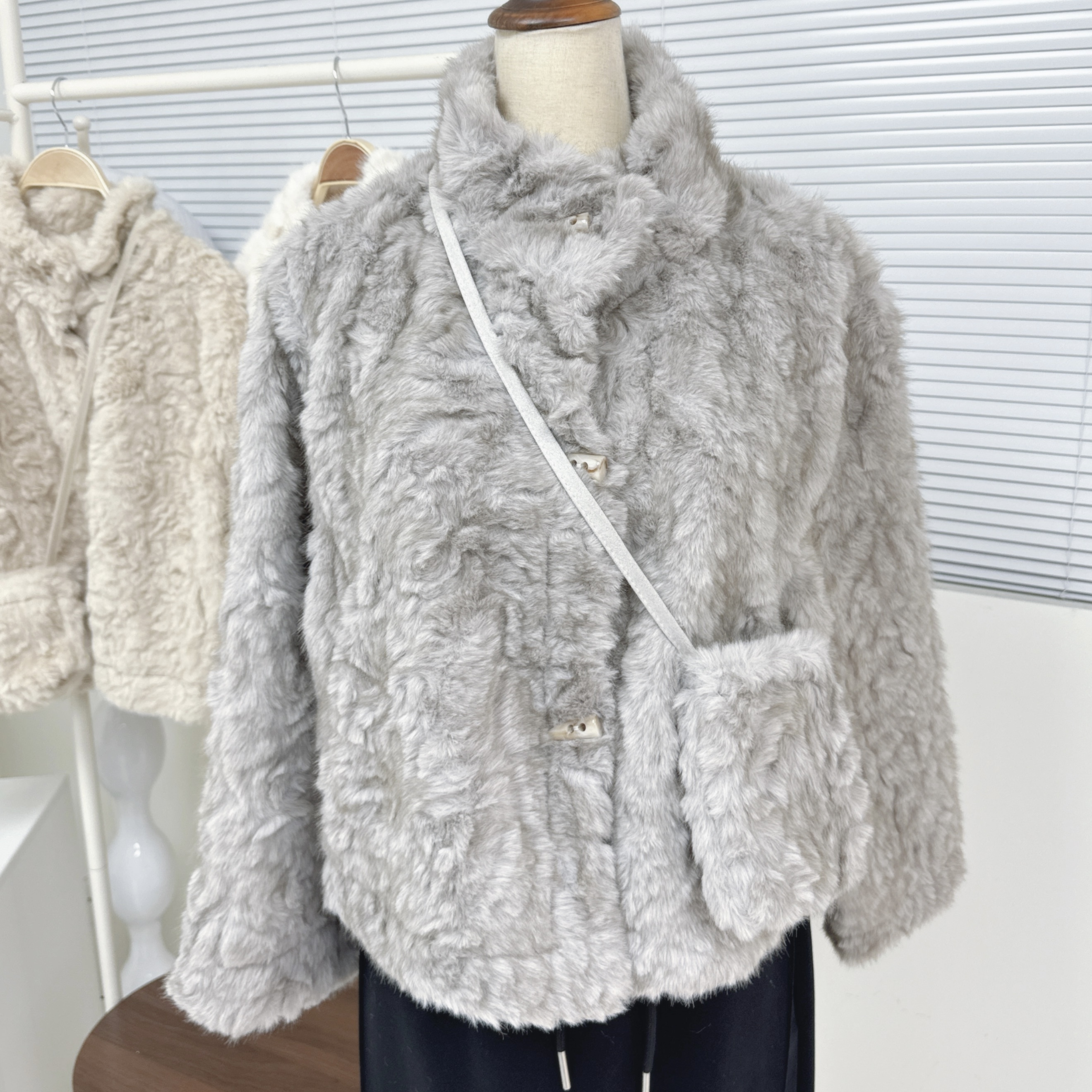 【Hoi2推介】牛角鈕毛毛外套(附送電話袋)