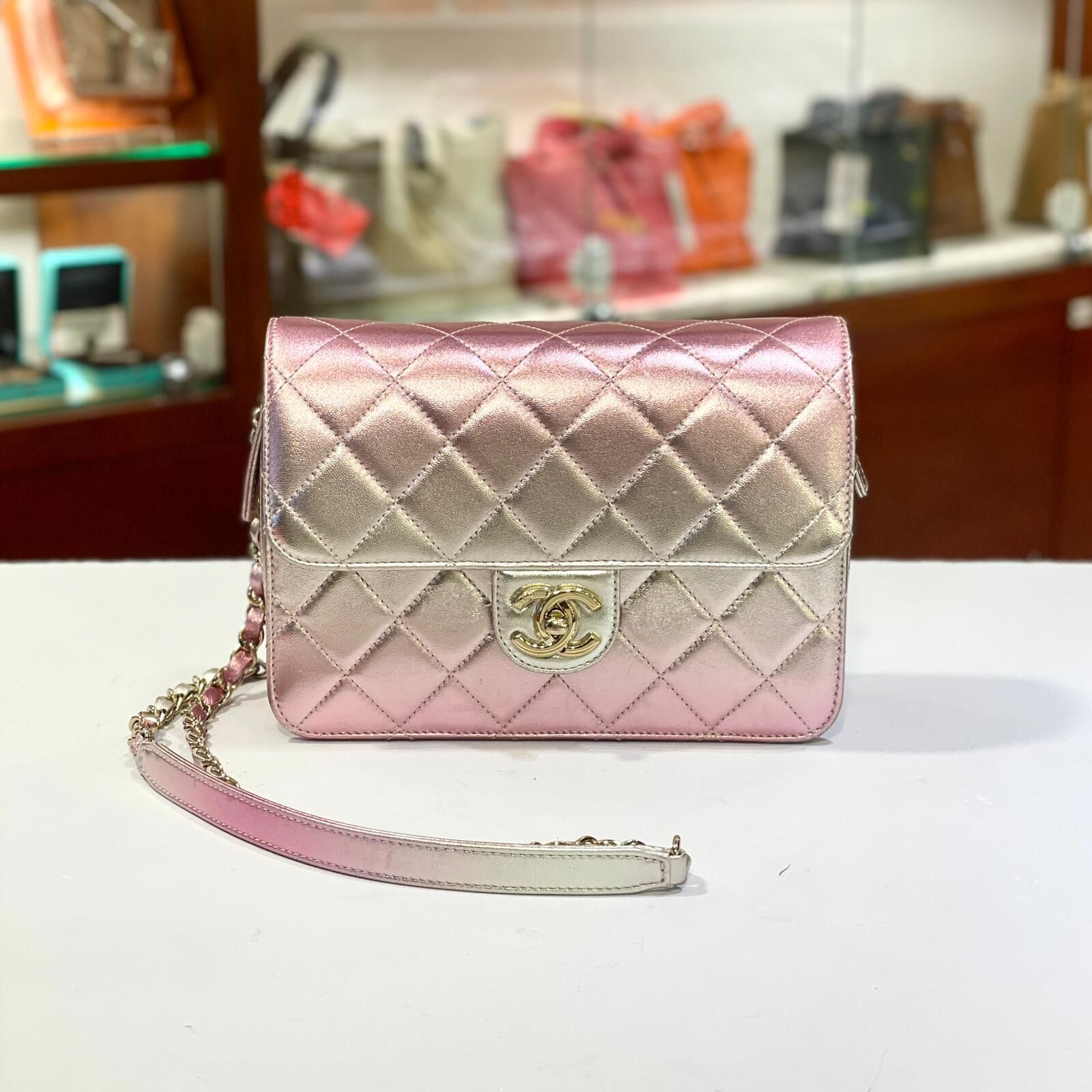 95%NEW二手CHANEL 22C AS3003 Like A Wallet Flap Bag 晶片款,粉紅色銀金漸變羊皮淡金扣 #香榭站正品